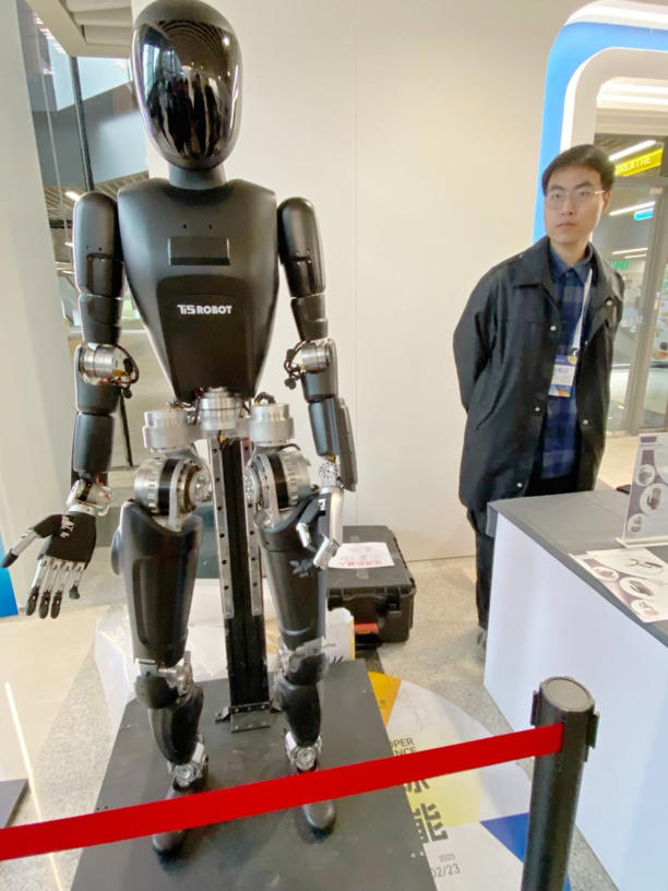 世界上第一台人形机器人长啥样？从这场讲坛看中国AI从跟跑到超越(图6)